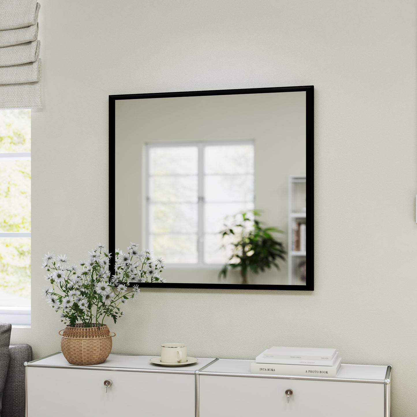 32-inch Square Black Aluminum Mirror Frame Can Be Used In The Bathroom And Hallway, Which Is Convenient For Wall Hanging.
